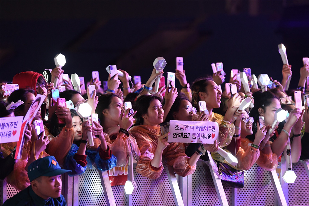 Đội mưa rét, trốn cha mẹ đi xem EXO-SC, Taemin, NCT 127... biểu diễn - Ảnh 12. Đội mưa rét, trốn cha mẹ đi xem EXO-SC, Taemin, NCT 127... biểu diễn - Ảnh 12.