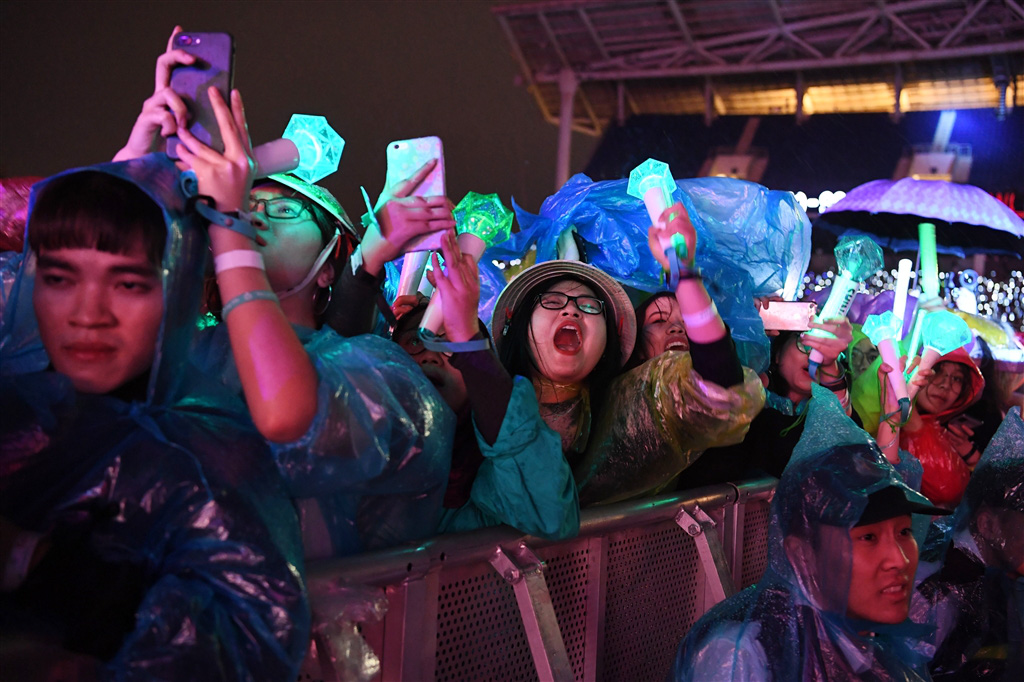 Đội mưa rét, trốn cha mẹ đi xem EXO-SC, Taemin, NCT 127... biểu diễn - Ảnh 4. Đội mưa rét, trốn cha mẹ đi xem EXO-SC, Taemin, NCT 127... biểu diễn - Ảnh 4.