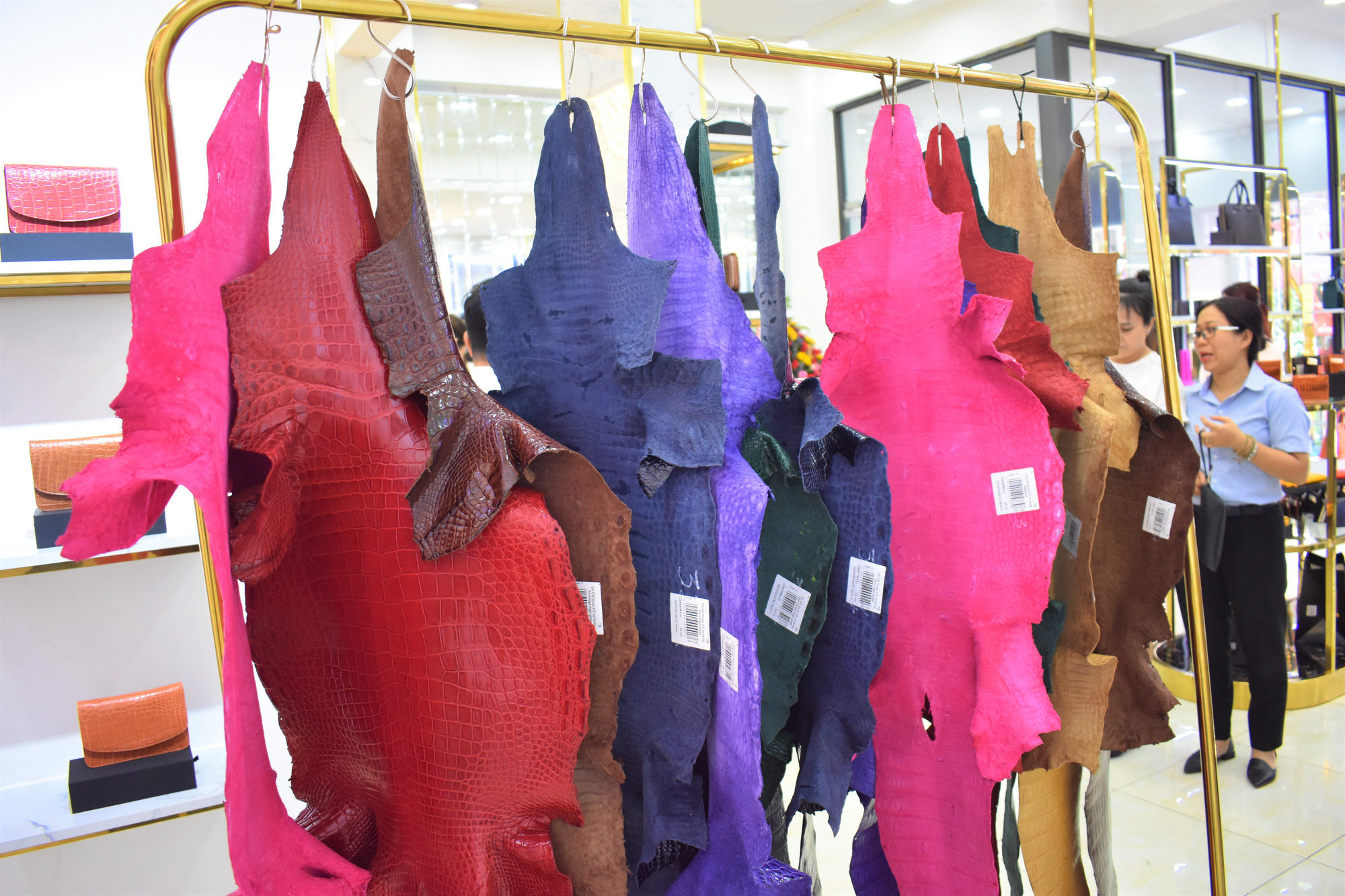 Khatoco - điểm mua sắm thời trang da cá sấu, đà điểu tại Nha Trang - Ảnh 2.