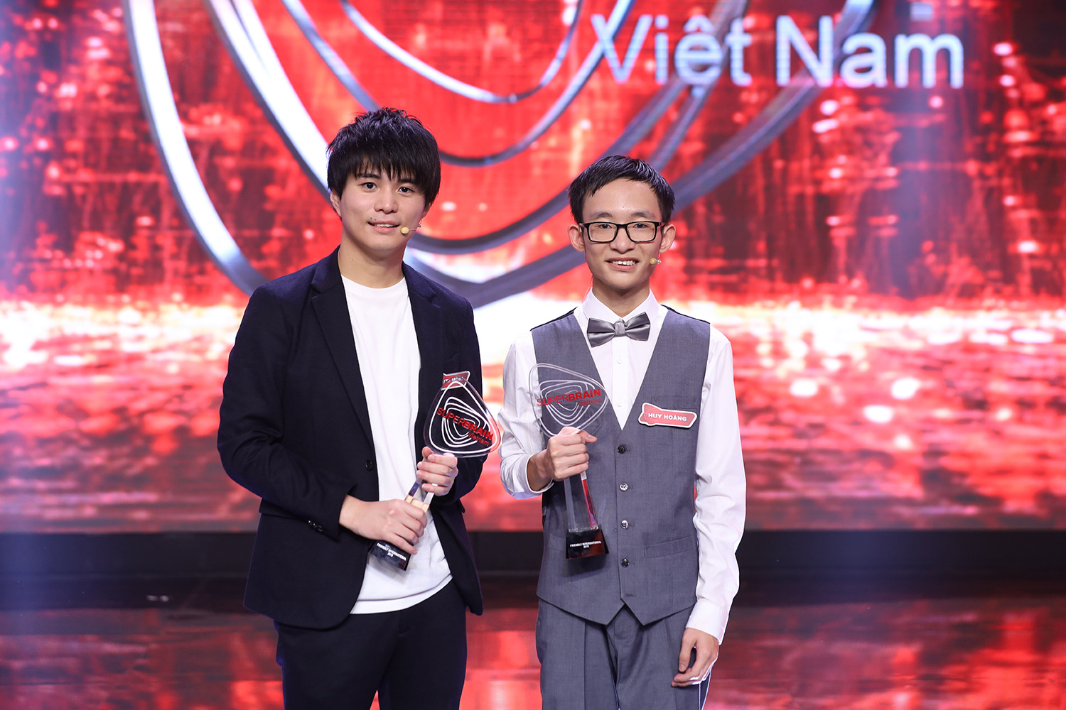 Siêu trí tuệ Việt Nam mùa 1: Tuấn Phi, Huy Hoàng qua mặt đối thủ Nhật - Ảnh 1. Siêu trí tuệ Việt Nam mùa 1: Tuấn Phi, Huy Hoàng qua mặt đối thủ Nhật - Ảnh 1.