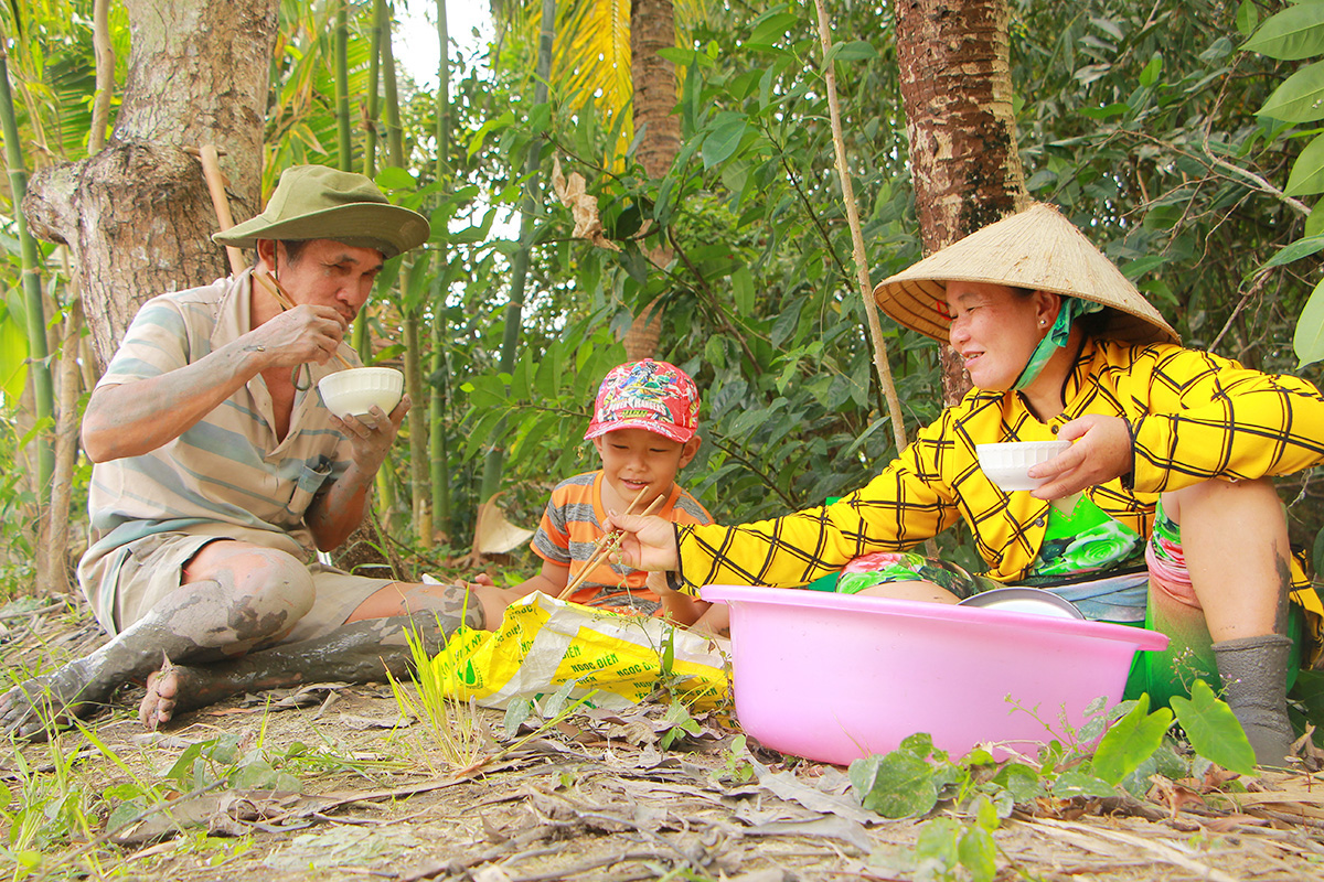 Ông mù mần ruộng - Ảnh 3. Ông mù mần ruộng - Ảnh 3.
