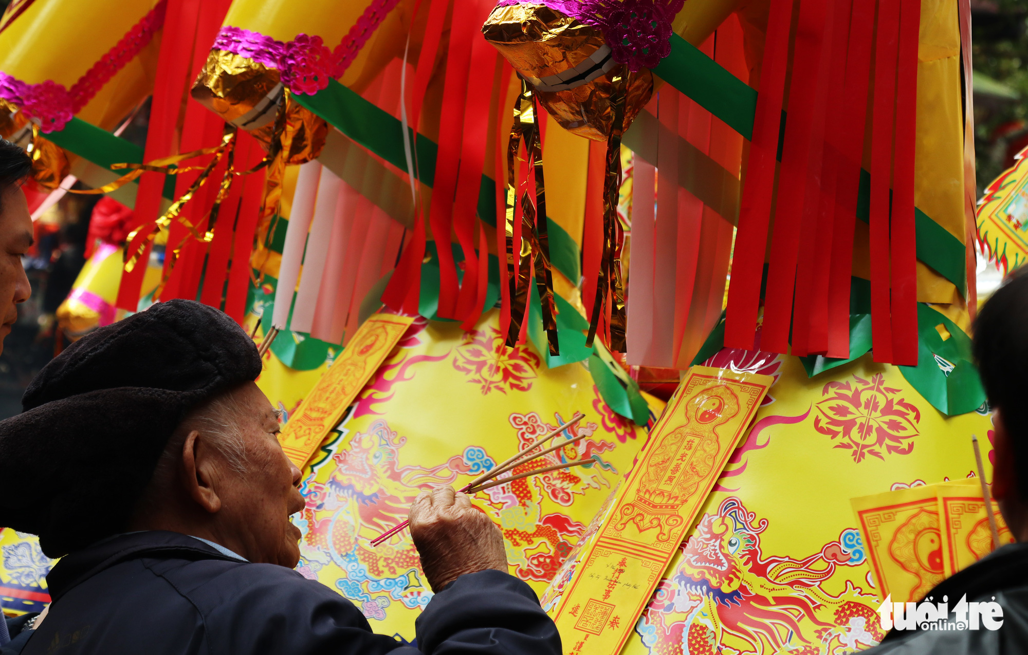 Đi lễ đền ông Hoàng Mười, đền chợ Củi đầu năm: Dân đốt tiền triệu vàng mã - Ảnh 7. Đi lễ đền ông Hoàng Mười, đền chợ Củi đầu năm: Dân đốt tiền triệu vàng mã - Ảnh 7.