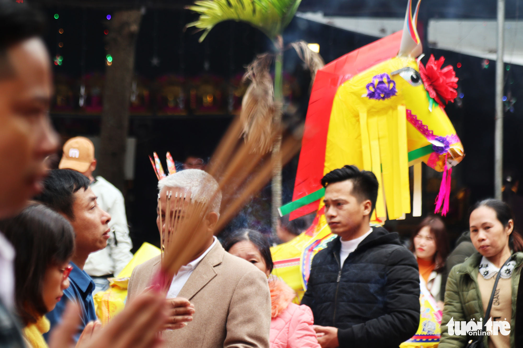 Đi lễ đền ông Hoàng Mười, đền chợ Củi đầu năm: Dân đốt tiền triệu vàng mã - Ảnh 5. Đi lễ đền ông Hoàng Mười, đền chợ Củi đầu năm: Dân đốt tiền triệu vàng mã - Ảnh 5.