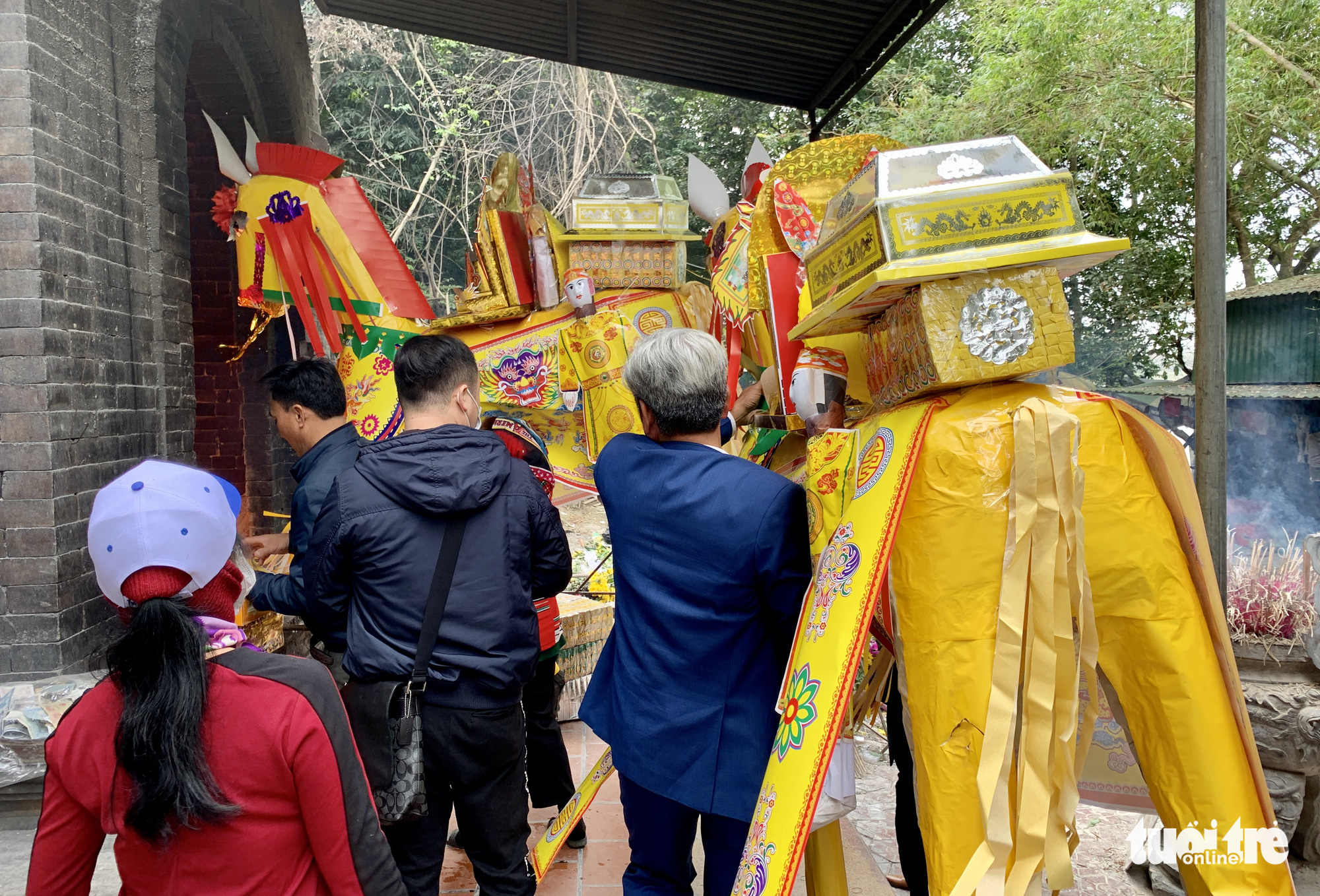 Đi lễ đền ông Hoàng Mười, đền chợ Củi đầu năm: Dân đốt tiền triệu vàng mã - Ảnh 8. Đi lễ đền ông Hoàng Mười, đền chợ Củi đầu năm: Dân đốt tiền triệu vàng mã - Ảnh 8.