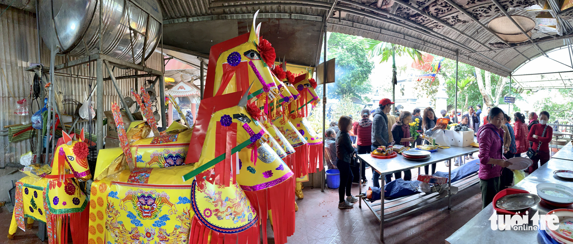 Đi lễ đền ông Hoàng Mười, đền chợ Củi đầu năm: Dân đốt tiền triệu vàng mã - Ảnh 2. Đi lễ đền ông Hoàng Mười, đền chợ Củi đầu năm: Dân đốt tiền triệu vàng mã - Ảnh 2.