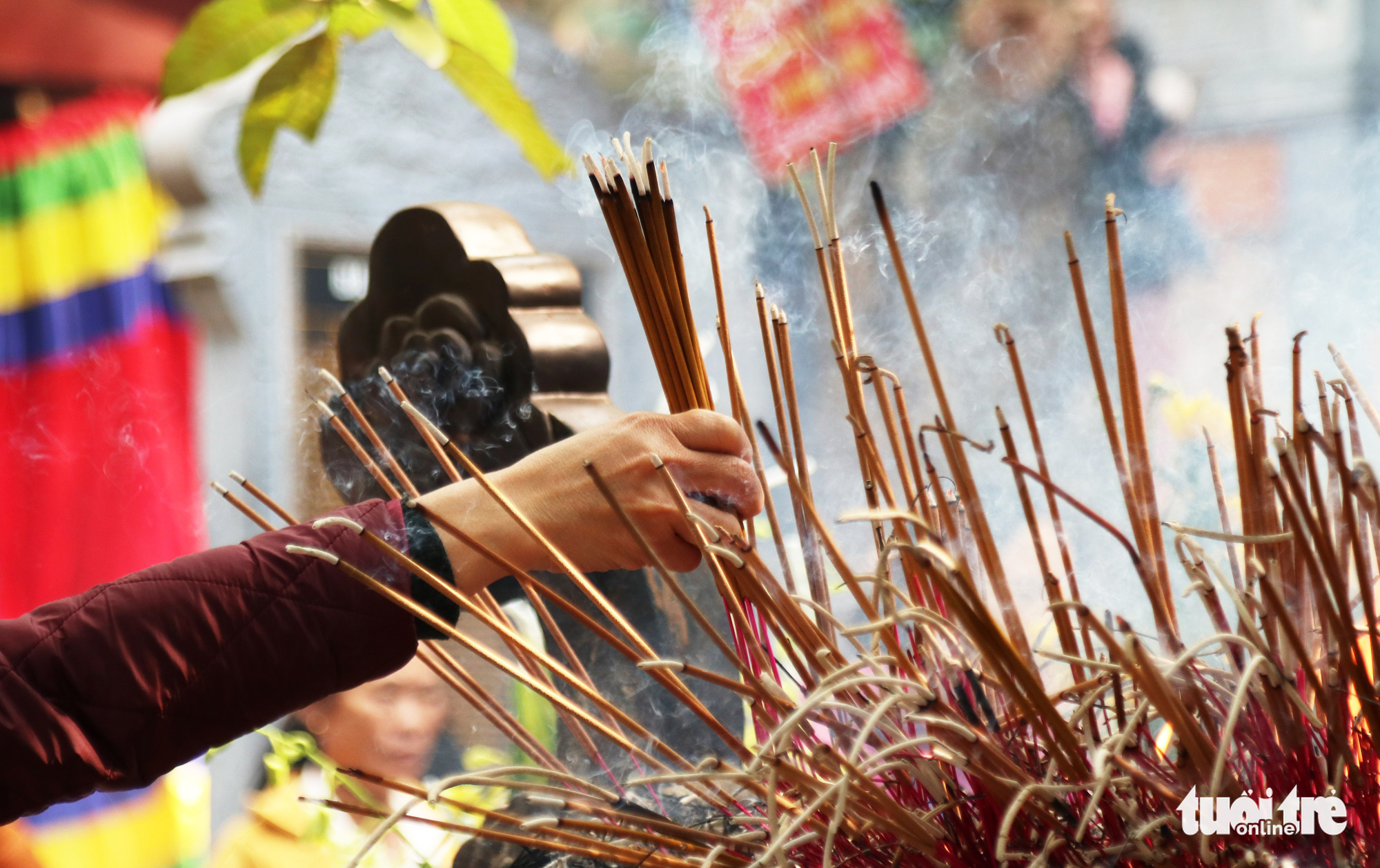 Đi lễ đền ông Hoàng Mười, đền chợ Củi đầu năm: Dân đốt tiền triệu vàng mã - Ảnh 9. Đi lễ đền ông Hoàng Mười, đền chợ Củi đầu năm: Dân đốt tiền triệu vàng mã - Ảnh 9.