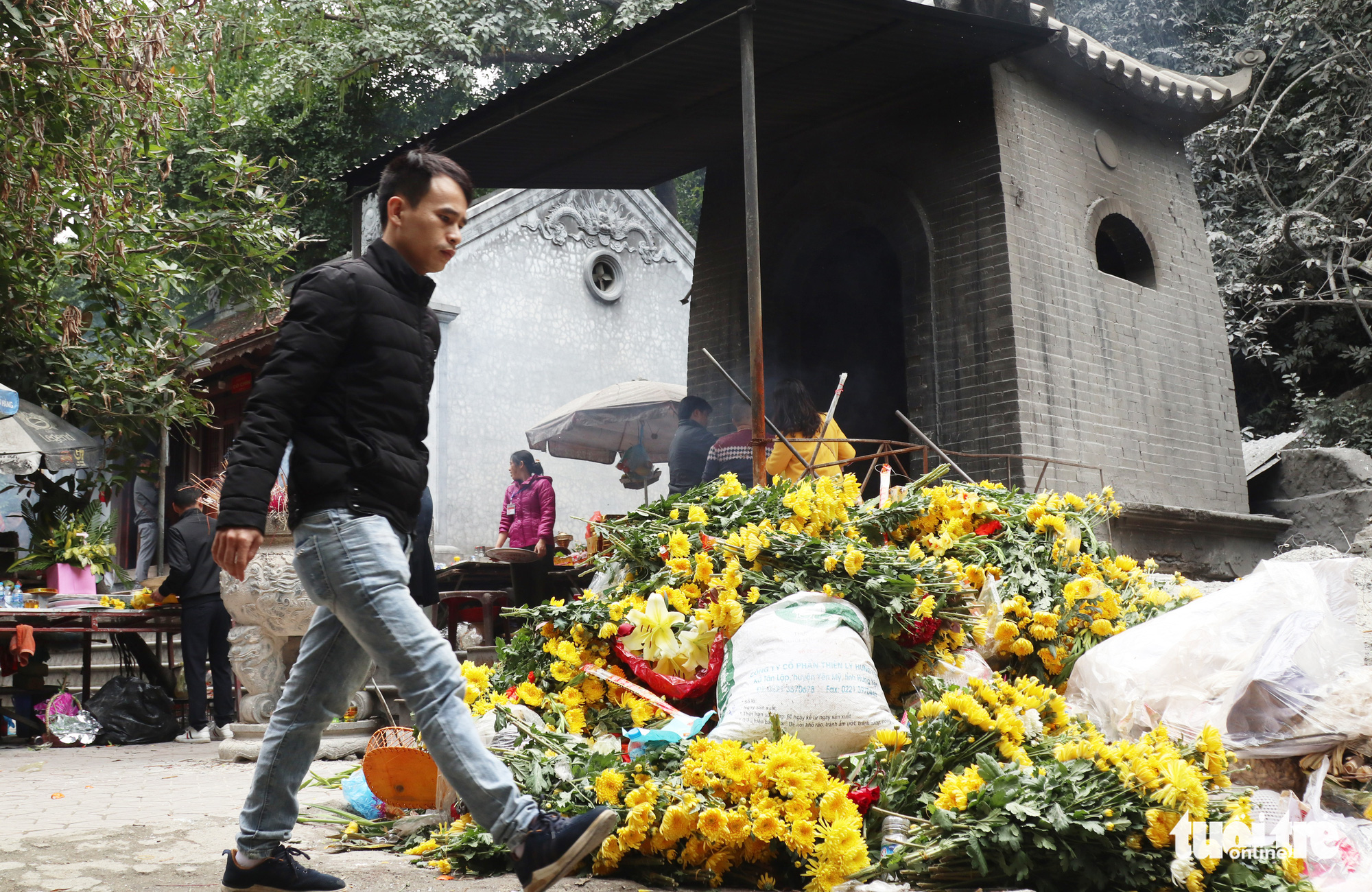 Đi lễ đền ông Hoàng Mười, đền chợ Củi đầu năm: Dân đốt tiền triệu vàng mã - Ảnh 10. Đi lễ đền ông Hoàng Mười, đền chợ Củi đầu năm: Dân đốt tiền triệu vàng mã - Ảnh 10.