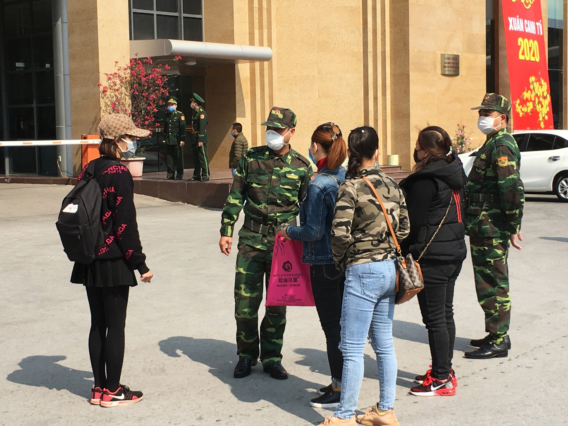 Người dân lên Móng Cái để sang Trung Quốc được yêu cầu quay về - Ảnh 1. Người dân lên Móng Cái để sang Trung Quốc được yêu cầu quay về - Ảnh 1.