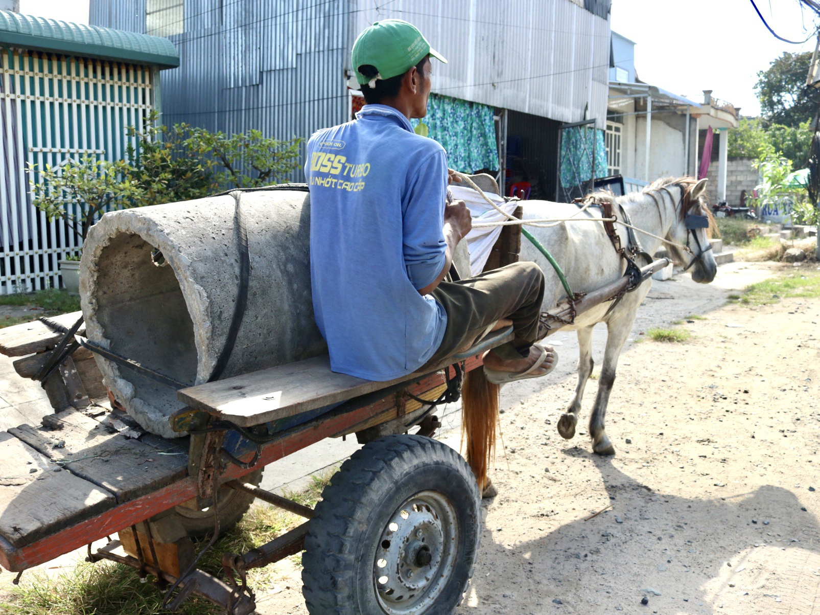 Những chiếc xe ngựa cuối cùng ở Bảy Núi - Ảnh 3. Những chiếc xe ngựa cuối cùng ở Bảy Núi - Ảnh 3.