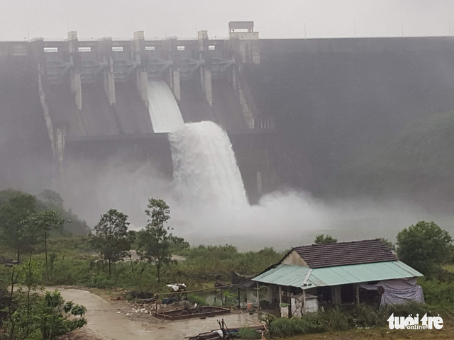 Thủy điện, thủy lợi cùng xả nước, Huế đối mặt lũ lớn hơn mức 20 năm trước - Ảnh 4.
