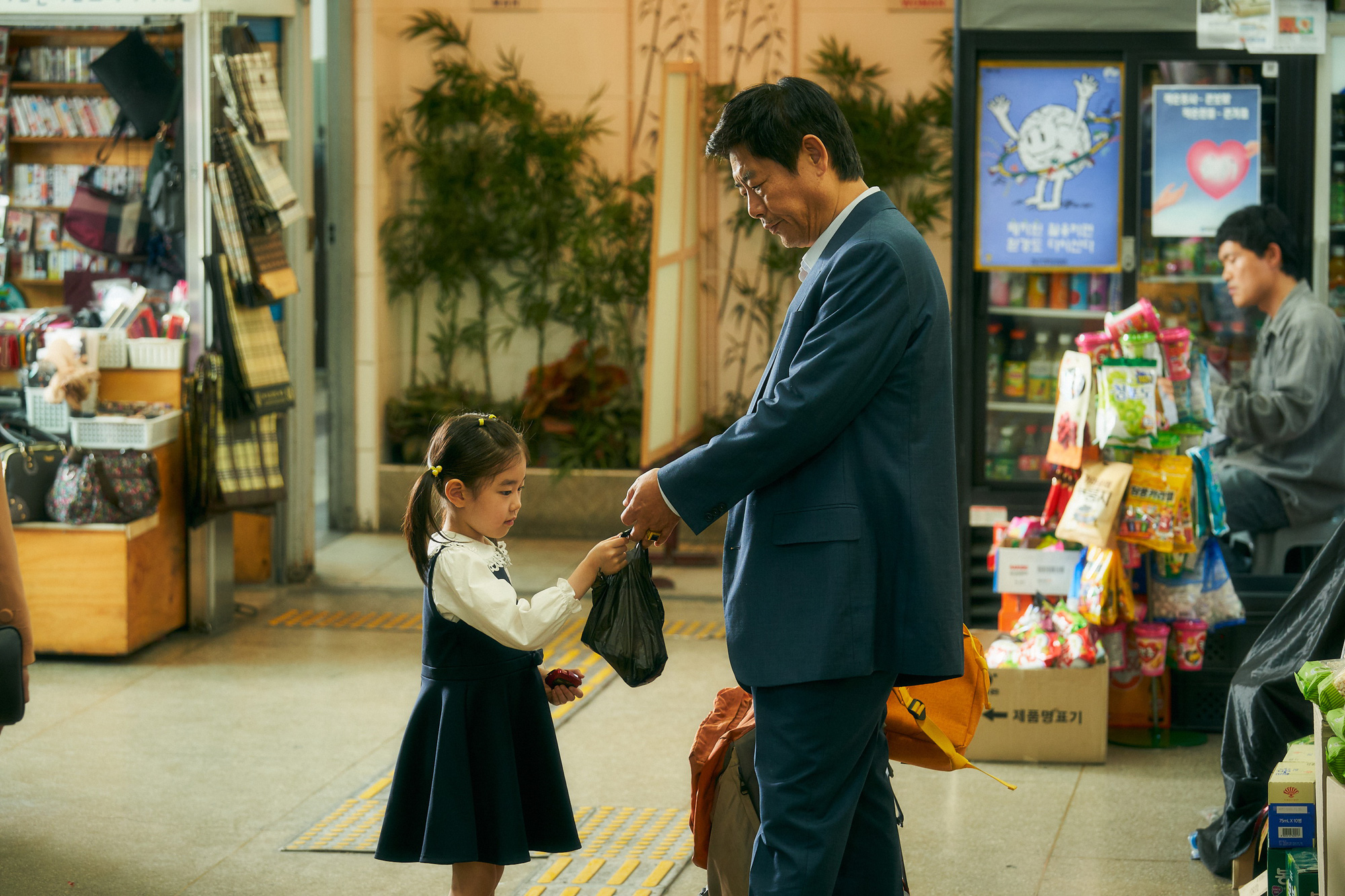 Cục nợ hóa cục cưng : Số phận những đứa trẻ nhập cư trái phép - Ảnh 1. Cục nợ hóa cục cưng : Số phận những đứa trẻ nhập cư trái phép - Ảnh 1.