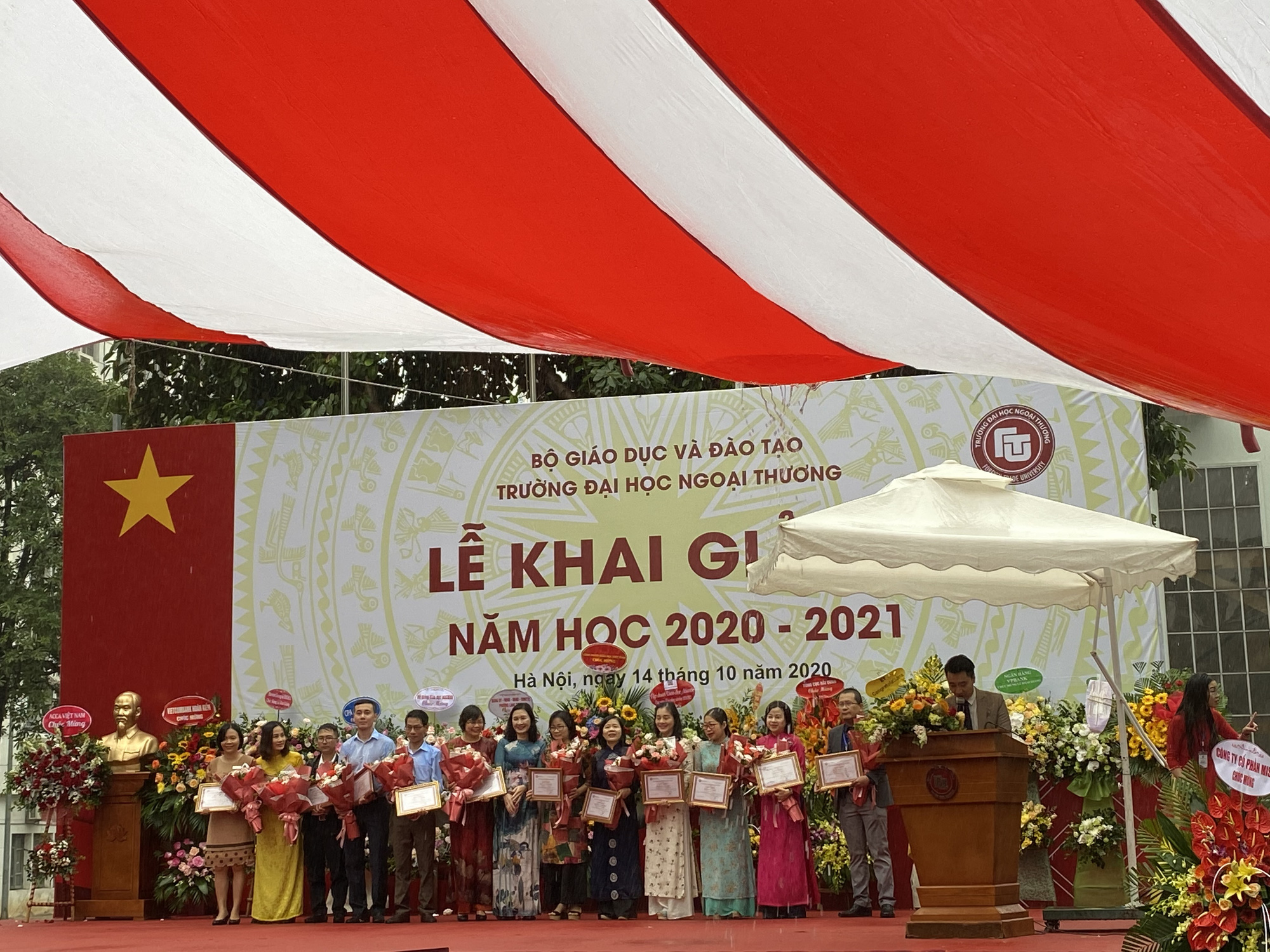 Trường ĐH Ngoại thương khai giảng, đón thủ khoa sinh viên trong cơn mưa tầm tã - Ảnh 3. Trường ĐH Ngoại thương khai giảng, đón thủ khoa sinh viên trong cơn mưa tầm tã - Ảnh 3.