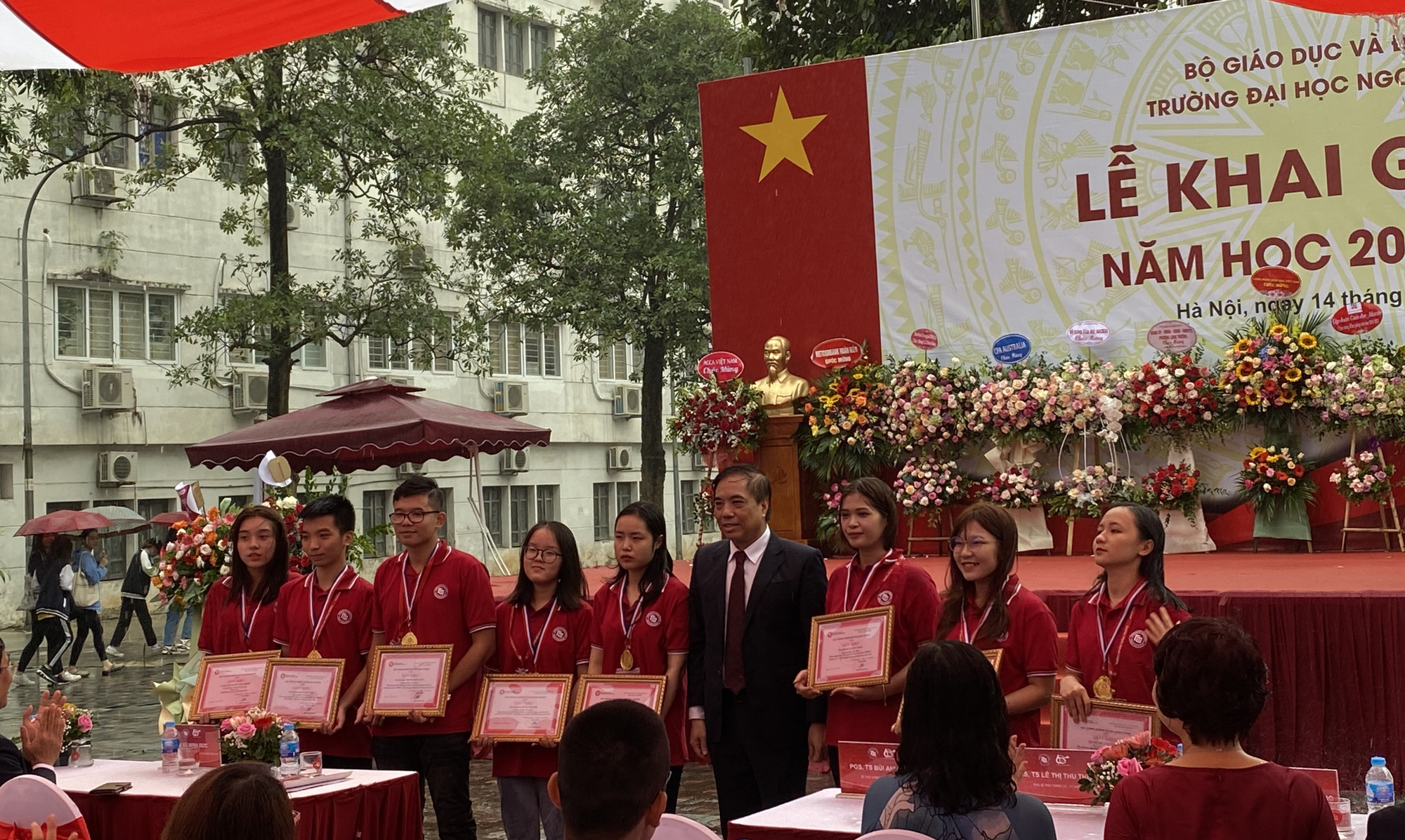 Trường ĐH Ngoại thương khai giảng, đón thủ khoa sinh viên trong cơn mưa tầm tã - Ảnh 2. Trường ĐH Ngoại thương khai giảng, đón thủ khoa sinh viên trong cơn mưa tầm tã - Ảnh 2.