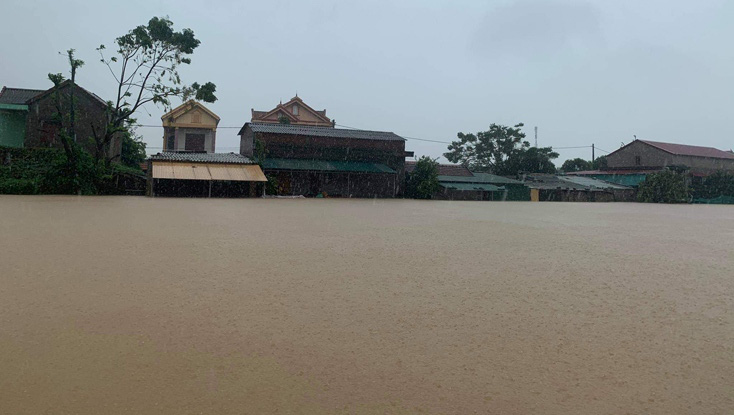 Lũ ở Quảng Bình lại lên vượt mức lịch sử - Ảnh 2. Lũ ở Quảng Bình lại lên vượt mức lịch sử - Ảnh 2.