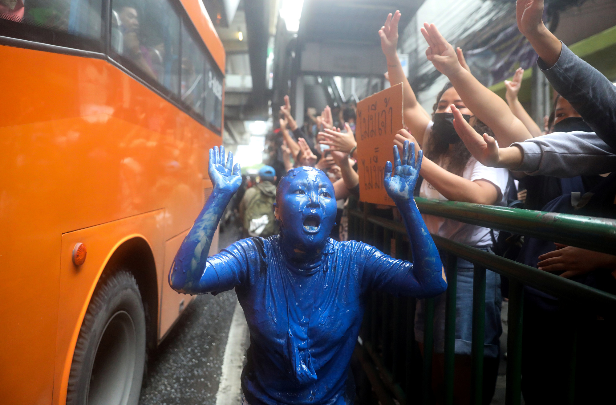 Hàng chục ngàn người Thái đội mưa biểu tình, bất chấp lệnh cấm - Ảnh 7. Hàng chục ngàn người Thái đội mưa biểu tình, bất chấp lệnh cấm - Ảnh 7.