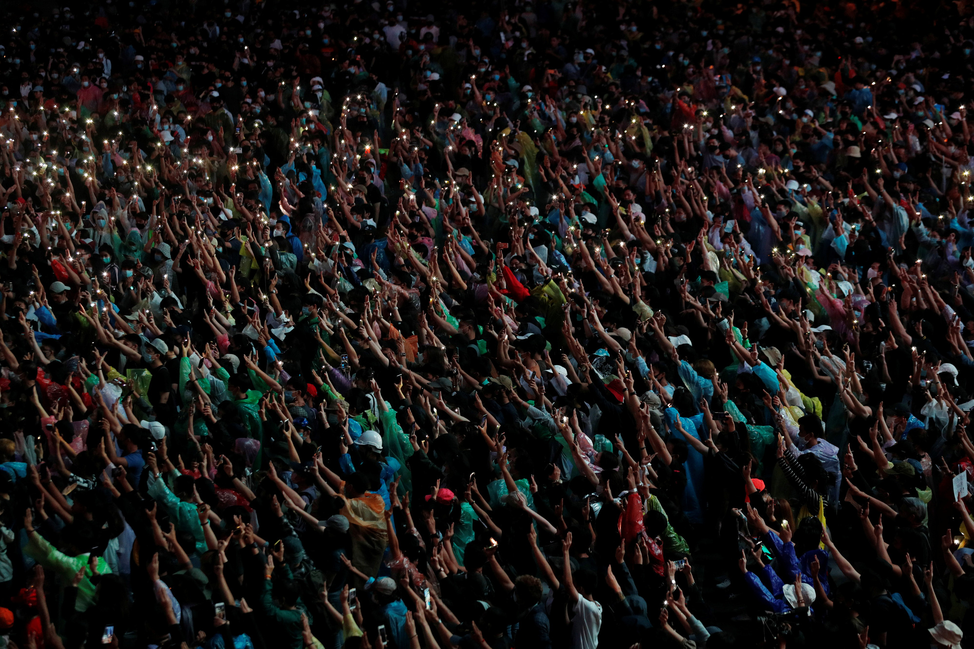 Hàng chục ngàn người Thái đội mưa biểu tình, bất chấp lệnh cấm - Ảnh 3. Hàng chục ngàn người Thái đội mưa biểu tình, bất chấp lệnh cấm - Ảnh 3.