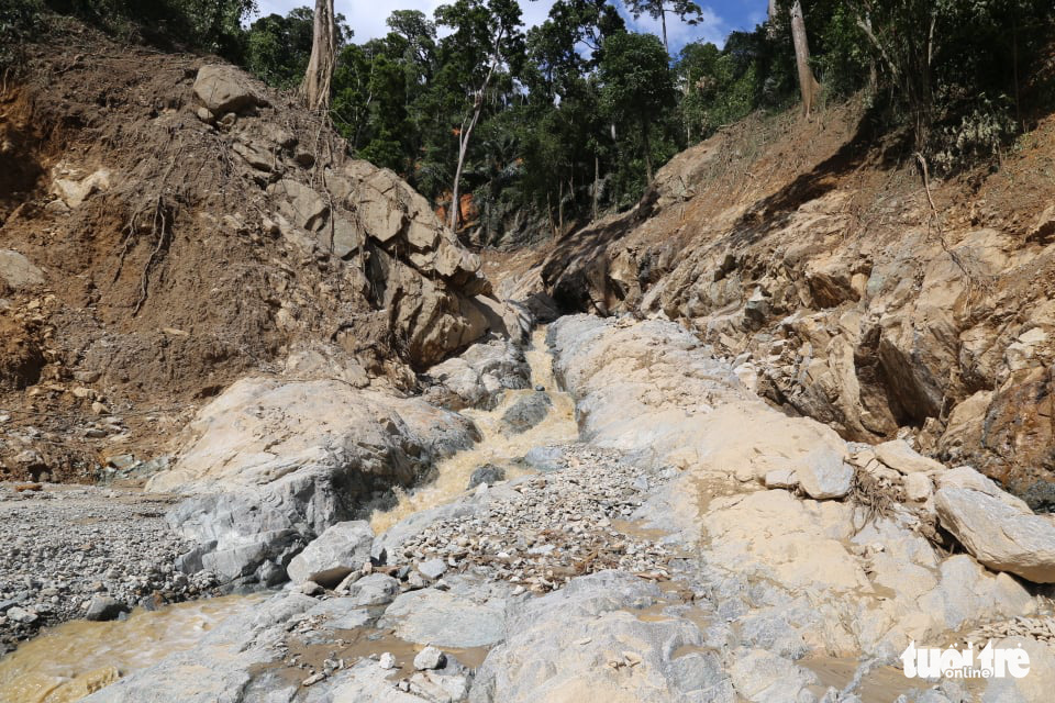 Những hình ảnh đầu tiên ngôi làng bị vùi lấp tại Trà Leng, Nam Trà My - Ảnh 2. Những hình ảnh đầu tiên ngôi làng bị vùi lấp tại Trà Leng, Nam Trà My - Ảnh 2.