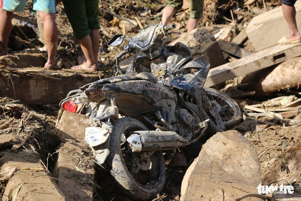 Những hình ảnh đầu tiên ngôi làng bị vùi lấp tại Trà Leng, Nam Trà My - Ảnh 10. Những hình ảnh đầu tiên ngôi làng bị vùi lấp tại Trà Leng, Nam Trà My - Ảnh 10.