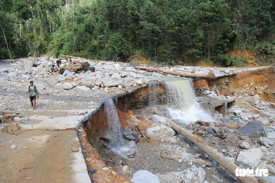 Những hình ảnh đầu tiên ngôi làng bị vùi lấp tại Trà Leng, Nam Trà My - Ảnh 6. Những hình ảnh đầu tiên ngôi làng bị vùi lấp tại Trà Leng, Nam Trà My - Ảnh 6.