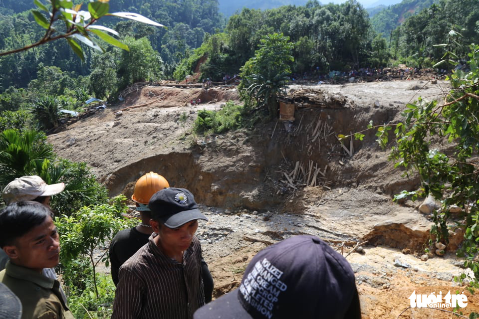 Những hình ảnh đầu tiên ngôi làng bị vùi lấp tại Trà Leng, Nam Trà My - Ảnh 7. Những hình ảnh đầu tiên ngôi làng bị vùi lấp tại Trà Leng, Nam Trà My - Ảnh 7.