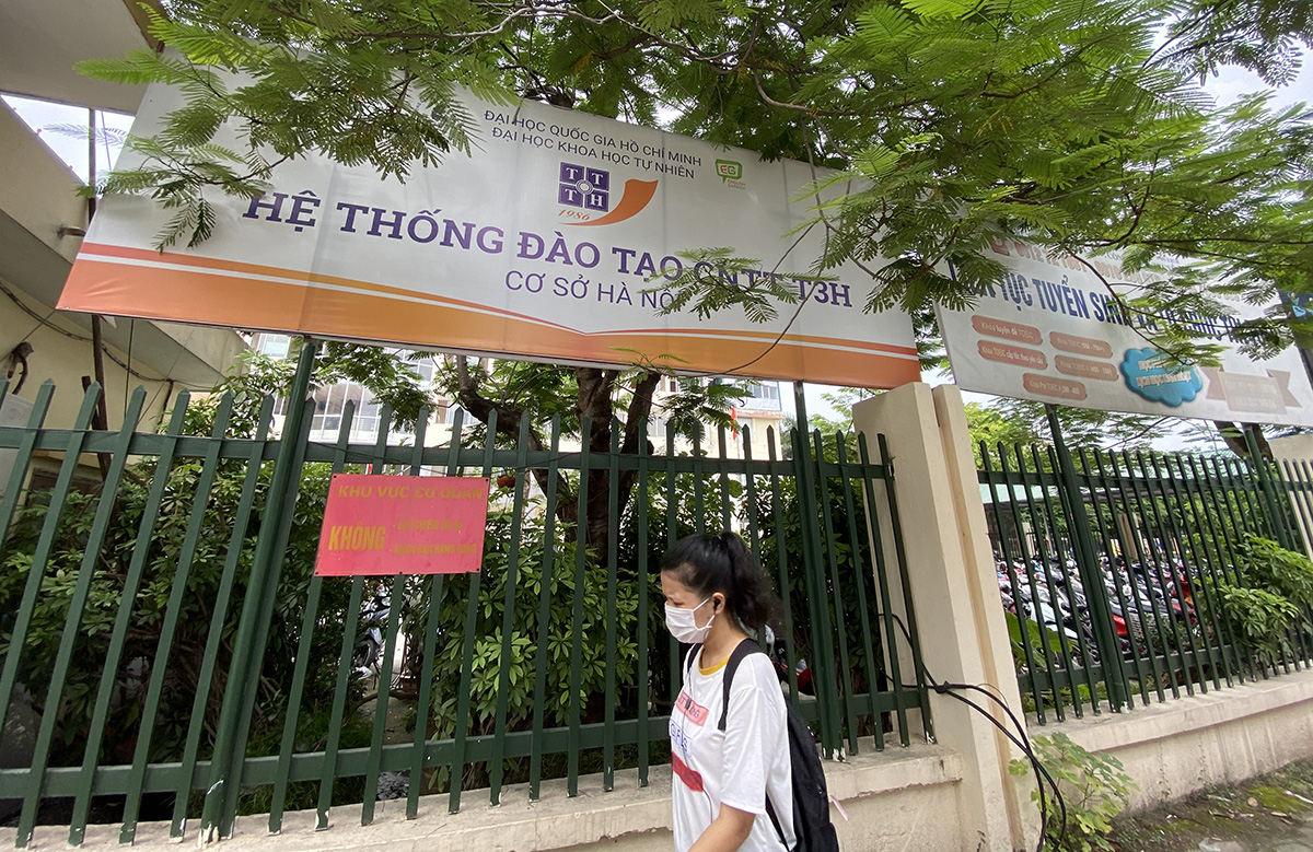 Gắn mác đại học TP.HCM để chiêu sinh ở Hà Nội - Ảnh 1. Gắn mác đại học TP.HCM để chiêu sinh ở Hà Nội - Ảnh 1.
