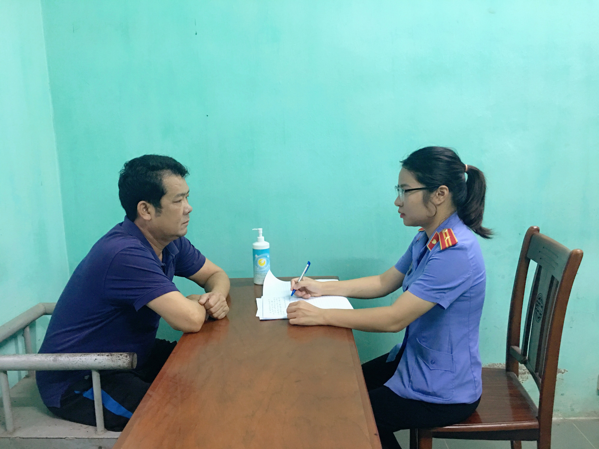 Truy tố giám đốc công ty bảo vệ rút súng đe doạ tài xế xe tải - Ảnh 1. Truy tố giám đốc công ty bảo vệ rút súng đe doạ tài xế xe tải - Ảnh 1.