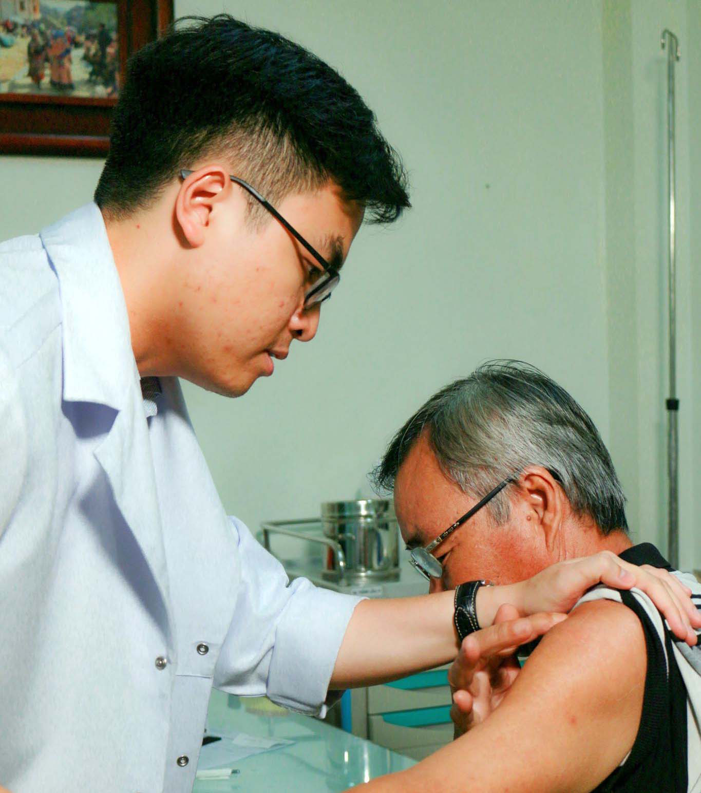 Đau mỏi vai gáy cảnh báo ta điều gì? - Ảnh 1. Đau mỏi vai gáy cảnh báo ta điều gì? - Ảnh 1.