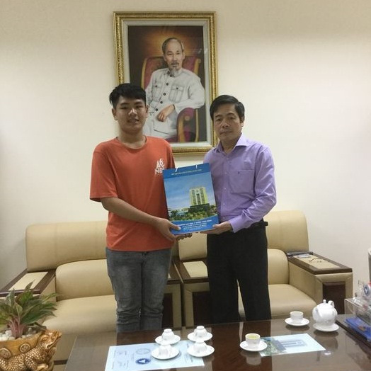 Nam sinh 10 năm cõng bạn đến trường sẽ nhập học ĐH Y dược Thái Bình - Ảnh 1. Nam sinh 10 năm cõng bạn đến trường sẽ nhập học ĐH Y dược Thái Bình - Ảnh 1.