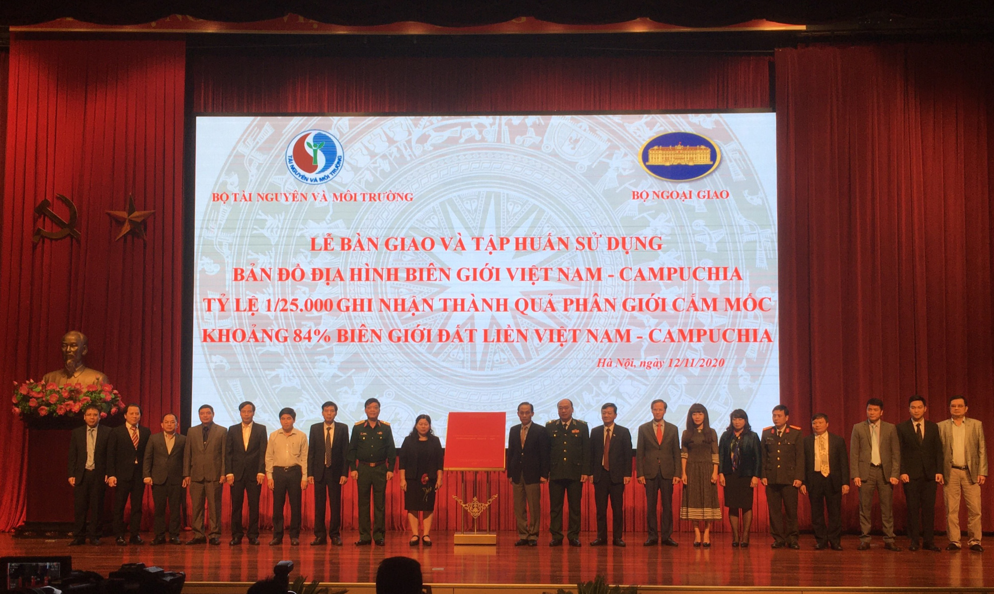 Bàn giao bản đồ địa hình Việt Nam - Campuchia cho 22 cơ quan - Ảnh 1. Bàn giao bản đồ địa hình Việt Nam - Campuchia cho 22 cơ quan - Ảnh 1.