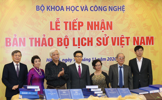 Bàn giao bản thảo bộ quốc sử tôn trọng sự thật lịch sử - Ảnh 1. Bàn giao bản thảo bộ quốc sử tôn trọng sự thật lịch sử - Ảnh 1.