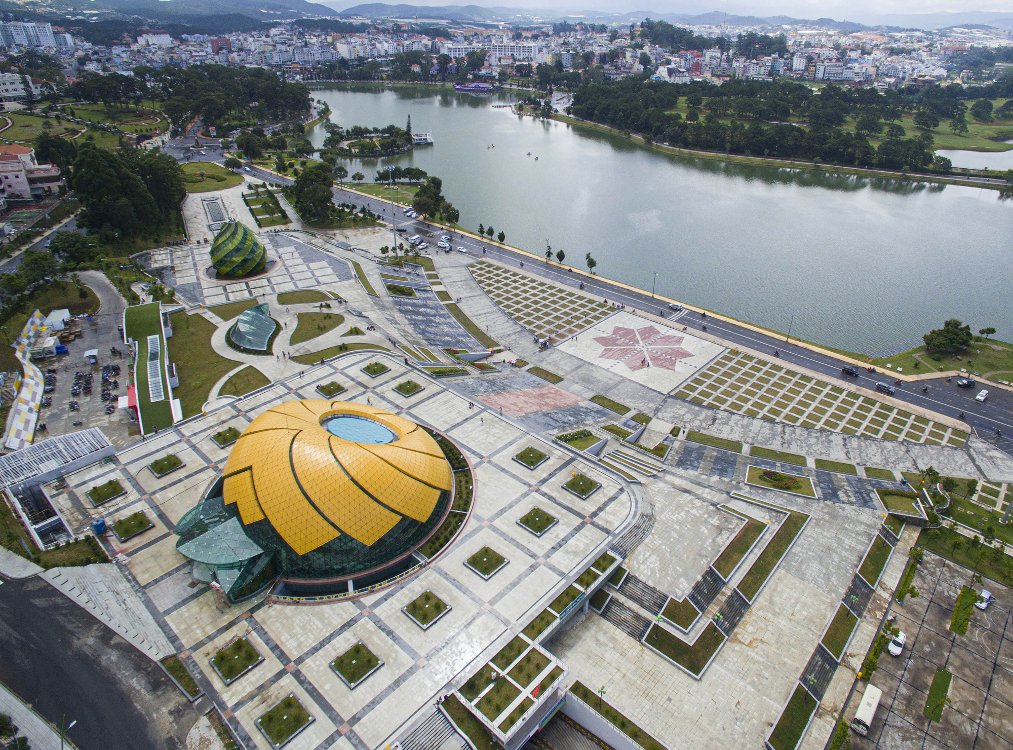 Khối công trình Hoa dã quỳ trung tâm Đà Lạt trở thành nhà hát - Ảnh 1. Khối công trình Hoa dã quỳ trung tâm Đà Lạt trở thành nhà hát - Ảnh 1.