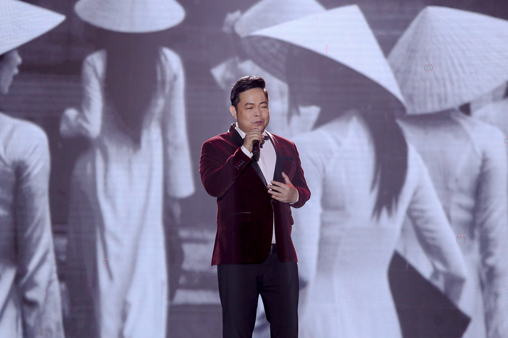 ‘Gánh nhau trong đời’ đã gánh được hơn 12 tỉ giúp đồng bào miền Trung - Ảnh 3. ‘Gánh nhau trong đời’ đã gánh được hơn 12 tỉ giúp đồng bào miền Trung - Ảnh 3.