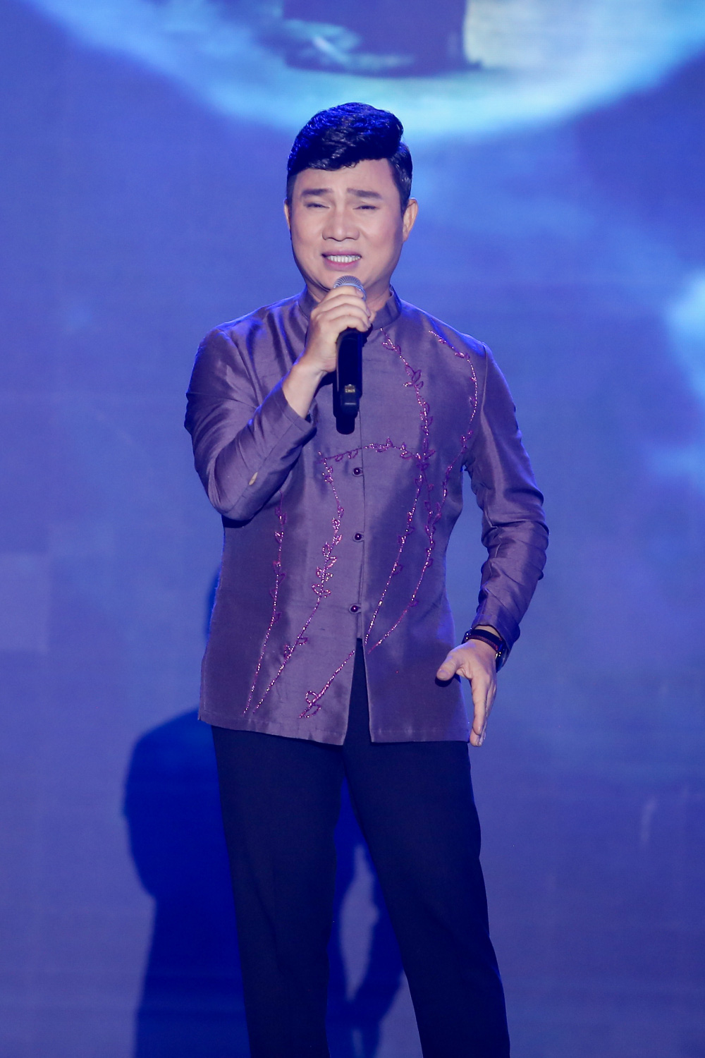 ‘Gánh nhau trong đời’ đã gánh được hơn 12 tỉ giúp đồng bào miền Trung - Ảnh 4. ‘Gánh nhau trong đời’ đã gánh được hơn 12 tỉ giúp đồng bào miền Trung - Ảnh 4.