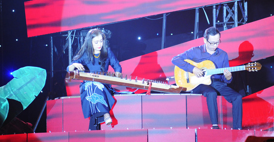 ‘Gánh nhau trong đời’ đã gánh được hơn 12 tỉ giúp đồng bào miền Trung - Ảnh 1. ‘Gánh nhau trong đời’ đã gánh được hơn 12 tỉ giúp đồng bào miền Trung - Ảnh 1.