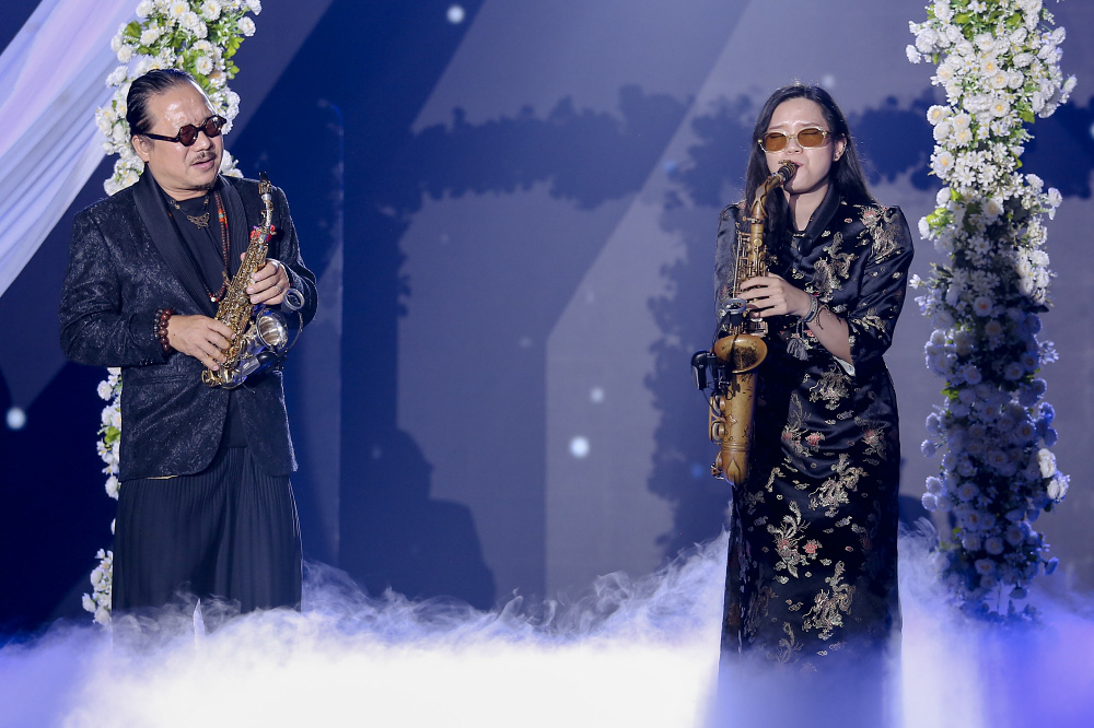 ‘Gánh nhau trong đời’ đã gánh được hơn 12 tỉ giúp đồng bào miền Trung - Ảnh 2. ‘Gánh nhau trong đời’ đã gánh được hơn 12 tỉ giúp đồng bào miền Trung - Ảnh 2.