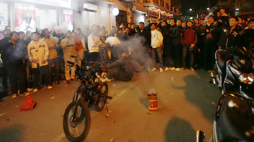 Người dân được đốt pháo hoa: Coi chừng hiểu nhầm! - Ảnh 2. Người dân được đốt pháo hoa: Coi chừng hiểu nhầm! - Ảnh 2.