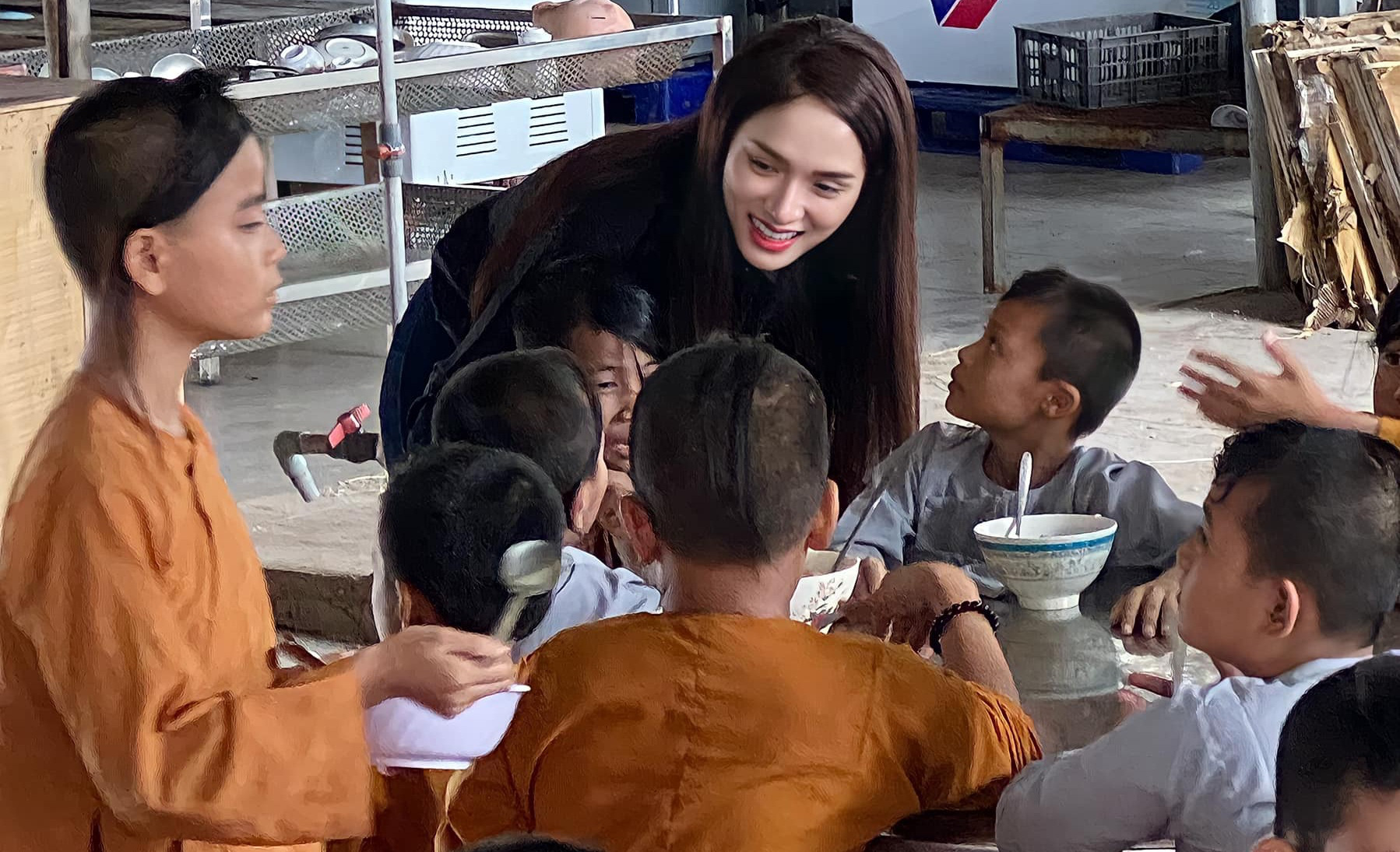 Hương Giang tạm dừng hoạt động: Giới hạn của thách thức dư luận - Ảnh 4. Hương Giang tạm dừng hoạt động: Giới hạn của thách thức dư luận - Ảnh 4.