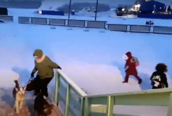 Trẻ em ở nơi lạnh nhất thế giới đi học trong băng giá -50 độ C - Ảnh 4. Trẻ em ở nơi lạnh nhất thế giới đi học trong băng giá -50 độ C - Ảnh 4.