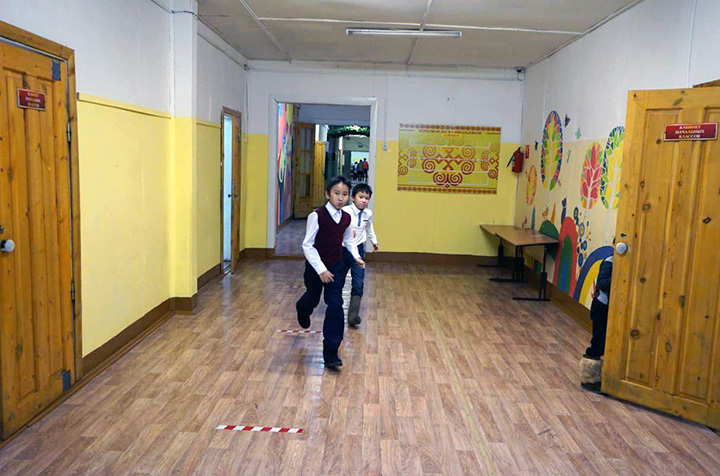 Trẻ em ở nơi lạnh nhất thế giới đi học trong băng giá -50 độ C - Ảnh 8. Trẻ em ở nơi lạnh nhất thế giới đi học trong băng giá -50 độ C - Ảnh 8.