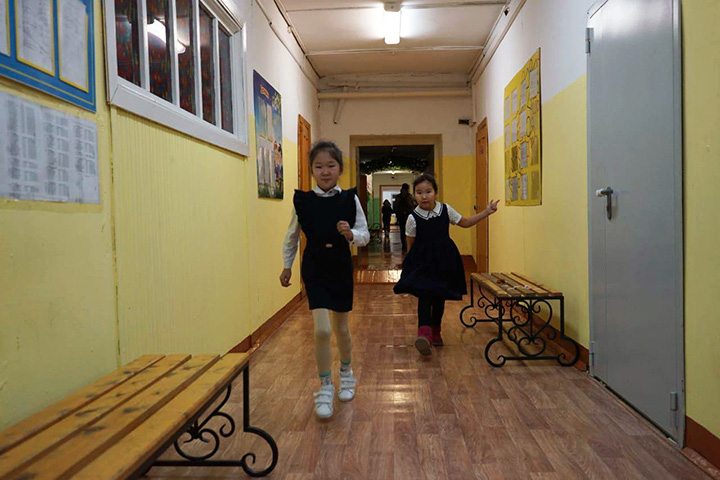 Trẻ em ở nơi lạnh nhất thế giới đi học trong băng giá -50 độ C - Ảnh 9. Trẻ em ở nơi lạnh nhất thế giới đi học trong băng giá -50 độ C - Ảnh 9.