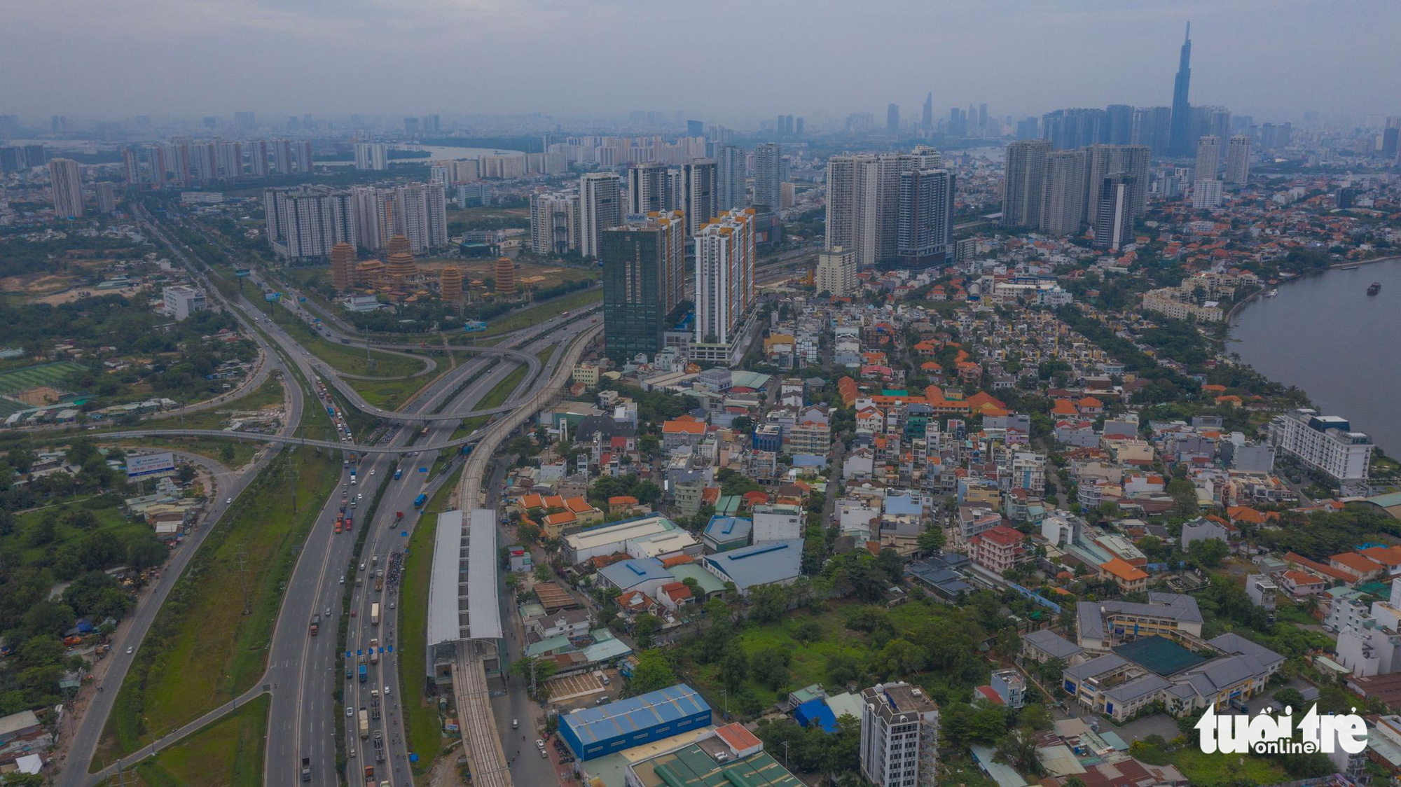 Ô nhiễm không khí, bầu trời TP.HCM mù mờ cả ngày - Ảnh 2.