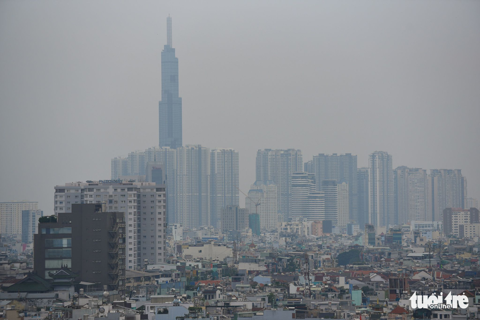 Ô nhiễm không khí, bầu trời TP.HCM mù mờ cả ngày - Ảnh 3.