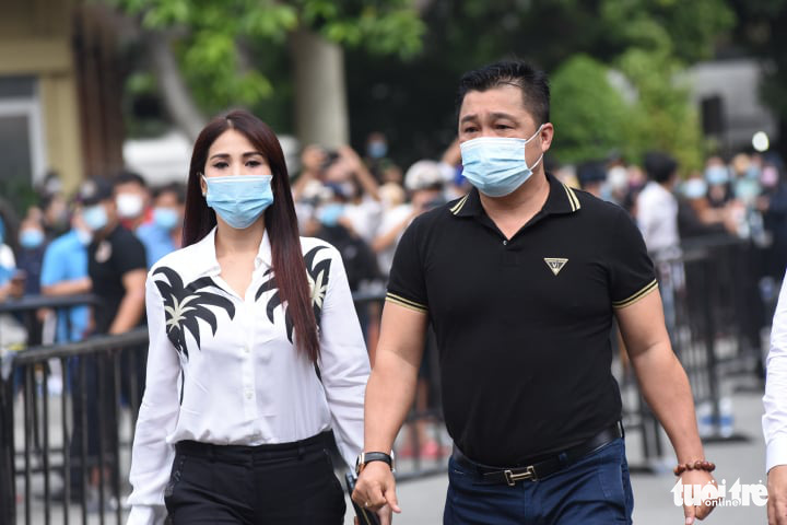 Hoài Linh, Việt Hương mang khăn tang trong suốt tang lễ Chí Tài - Ảnh 12.