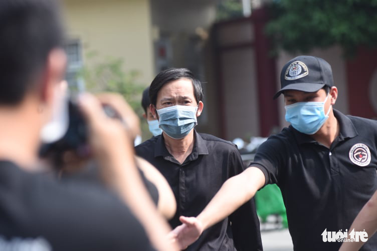 Hoài Linh, Việt Hương mang khăn tang trong suốt tang lễ Chí Tài - Ảnh 1.