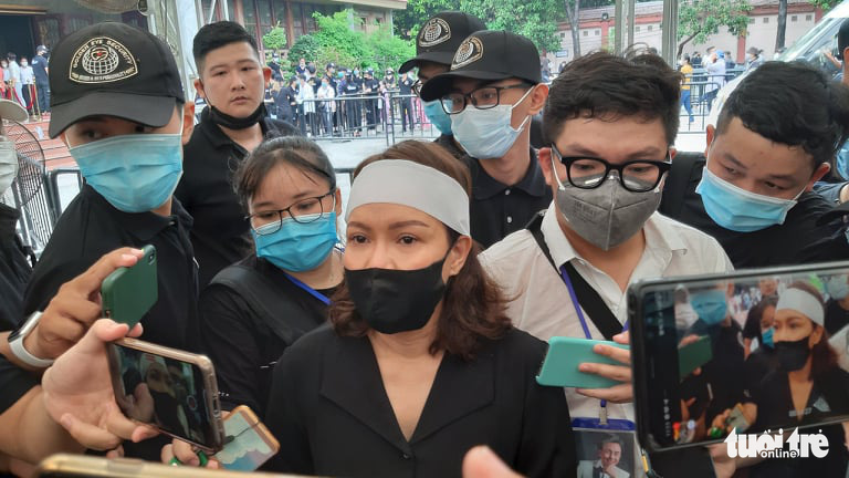 Hoài Linh, Việt Hương mang khăn tang trong suốt tang lễ Chí Tài - Ảnh 5.