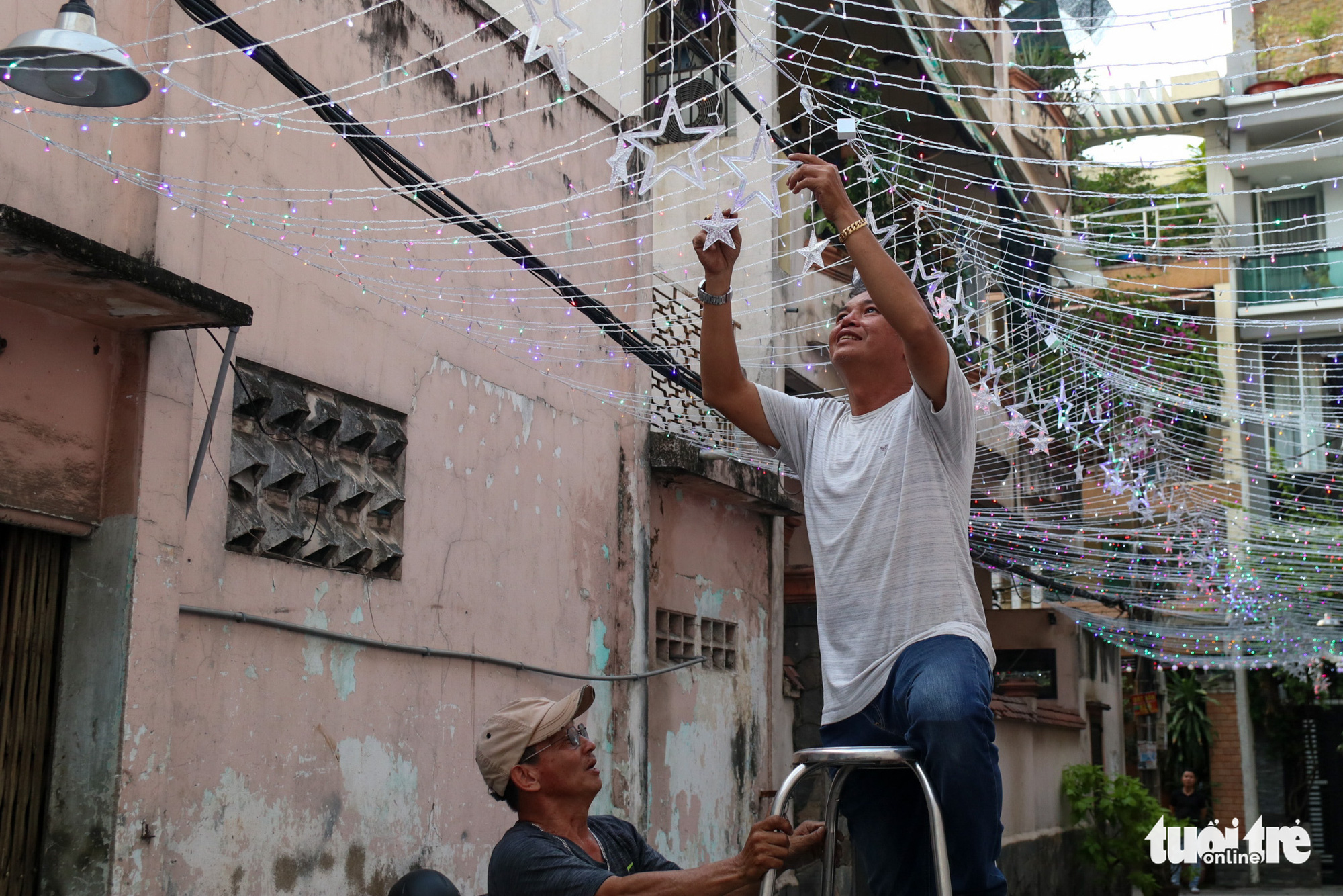Xóm đạo Sài Gòn bắt đầu lên đèn chuẩn bị đón Giáng sinh - Ảnh 3.