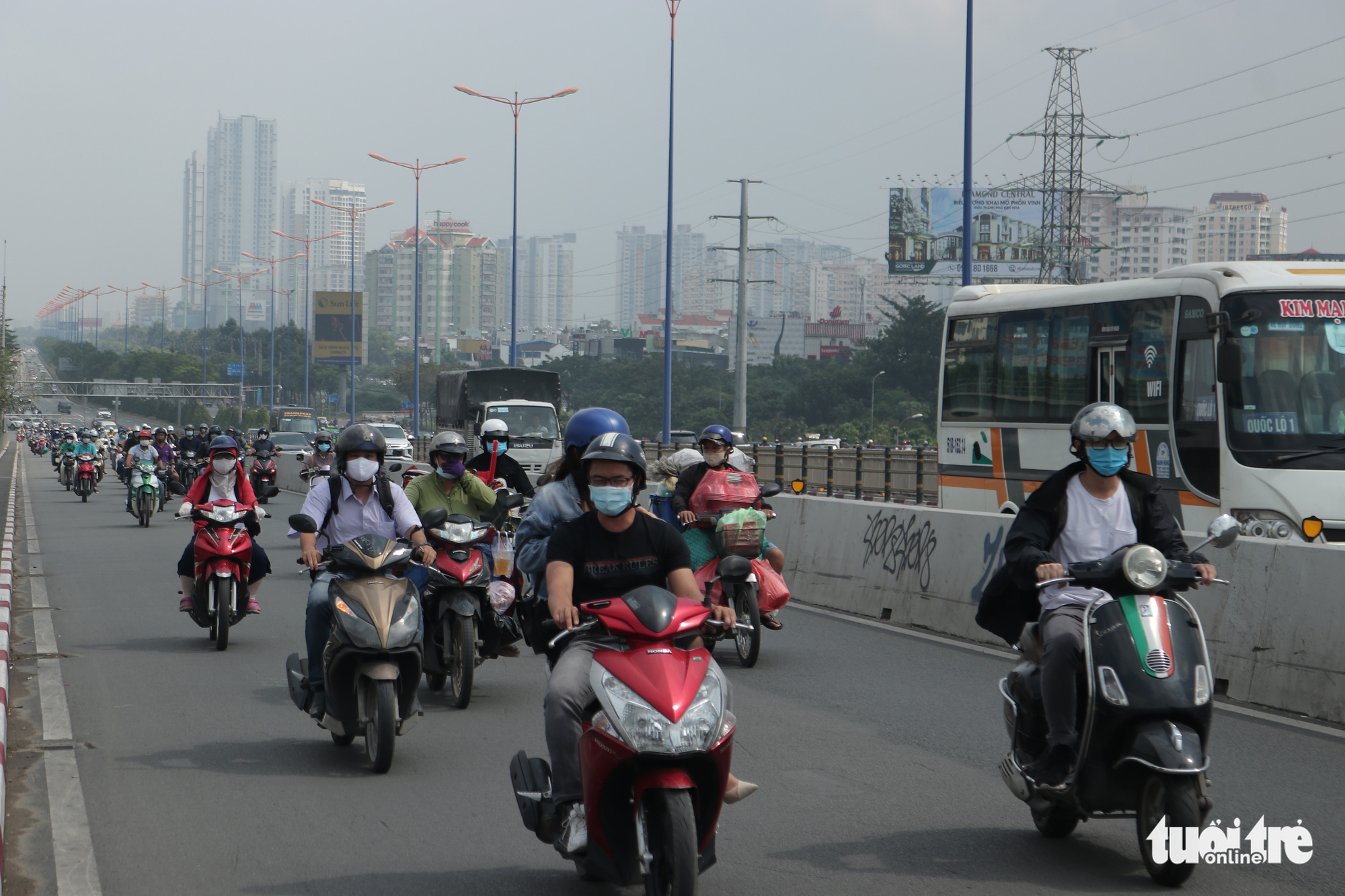 Ô nhiễm không khí, bầu trời TP.HCM mù mờ cả ngày - Ảnh 7.