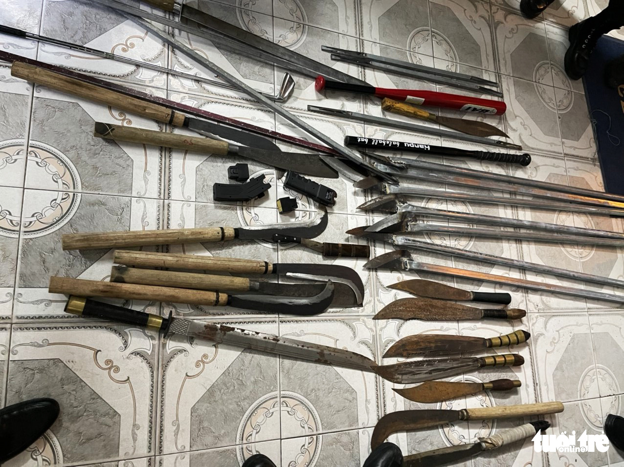 Vụ tài xế xe khách bị hành hung: Bắt giám đốc Công ty Phúc Cường, lộ cả kho đao kiếm - Ảnh 3. Vụ tài xế xe khách bị hành hung: Bắt giám đốc Công ty Phúc Cường, lộ cả kho đao kiếm - Ảnh 3.