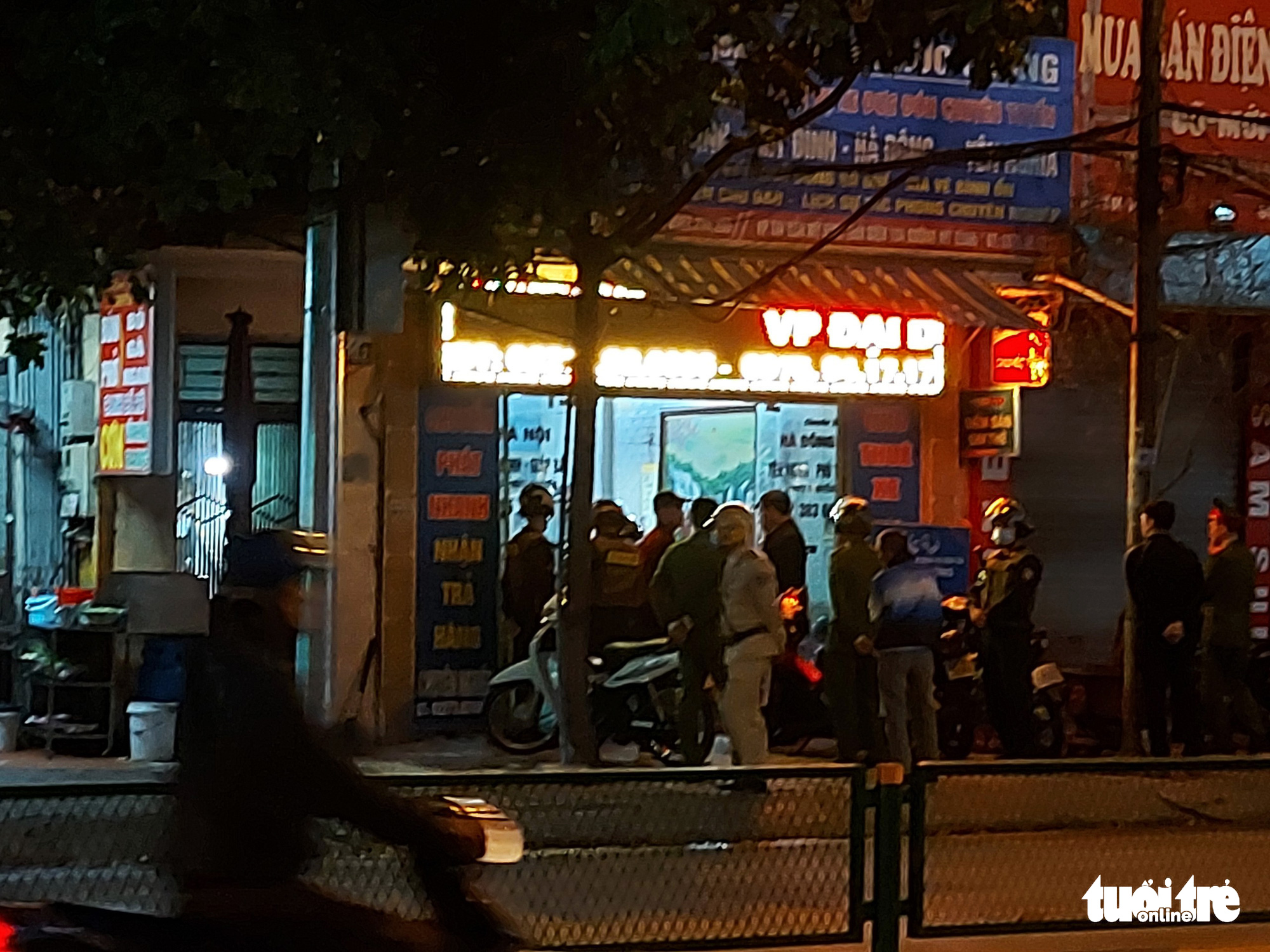 Vụ tài xế xe khách bị hành hung: Bắt giám đốc Công ty Phúc Cường, lộ cả kho đao kiếm - Ảnh 4. Vụ tài xế xe khách bị hành hung: Bắt giám đốc Công ty Phúc Cường, lộ cả kho đao kiếm - Ảnh 4.