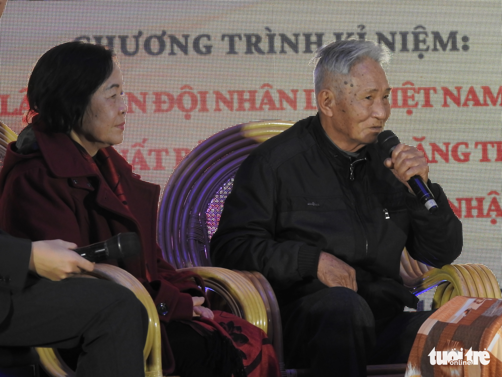 Con gái liệt sĩ Rào Trăng Phạm Văn Hưởng nghẹn ngào hát Bài ca hy vọng - Ảnh 3. Con gái liệt sĩ Rào Trăng Phạm Văn Hưởng nghẹn ngào hát Bài ca hy vọng - Ảnh 3.